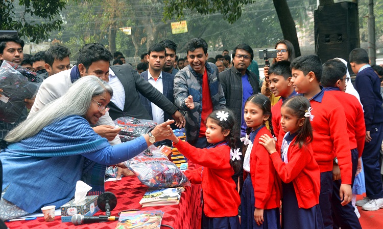 ছাত্রলীগের ৭৫তম প্রতিষ্ঠাবার্ষিকী উপলক্ষে শনিবার শিক্ষা উপহার বিতরণ ও ‘একুশ শতকের চতুর্থ শিল্প বিপ্লবের চ্যালেঞ্জ মোকাবেলা ও ও স্মার্ট বাংলাদেশ বিনির্মাণে ছাত্রসমাজের করণীয়’ শীর্ষক আলোচনা সভা শেষে শিক্ষার্থীদের মধ্যে শিক্ষা উপকরণ বিতরণ করেন আওয়ামী লীগের যুগ্ম সাধারণ সম্পাদক ও শিক্ষামন্ত্রী ডা. দীপু মনি।