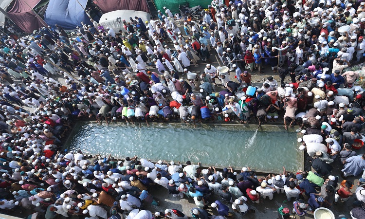 টঙ্গীর তুরাগ নদীর তীরে বিশ্ব ইজতেমার দ্বিতীয় পর্ব শুক্রবার বাদ ফজর আম বয়ানের মধ্য দিয়ে শুরু হয়েছে। করোনার কারণে দুই বছর বন্ধ থাকার পর মাওলানা জুবায়েরের অনুসারীদের আয়োজনে প্রথম পর্ব শেষে এখন সাদ কান্ধলভীর অনুসারীদের দ্বিতীয় পর্বে বয়ান চলছে। লাখ লাখ মুসল্লি অংশ নিয়েছেন ইজতেমায়।