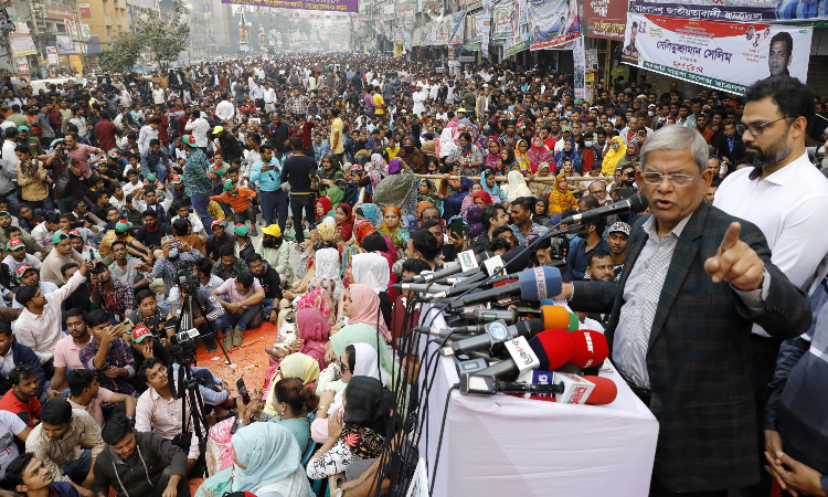 গ্যাস-তেল-বিদুতের মূল্যবৃদ্ধির প্রতিবাদ ও সকল রাজবন্দির মুক্তির দাবিতে বুধবার নয়াপল্টনে মহানগর উত্তর ও দক্ষিণ বিএনপি আয়োজিত সমাবেশে বক্তব্য রাখেন বিএনপি মহাসচিব মির্জা ফখরুল ইসলাম আলমগীর