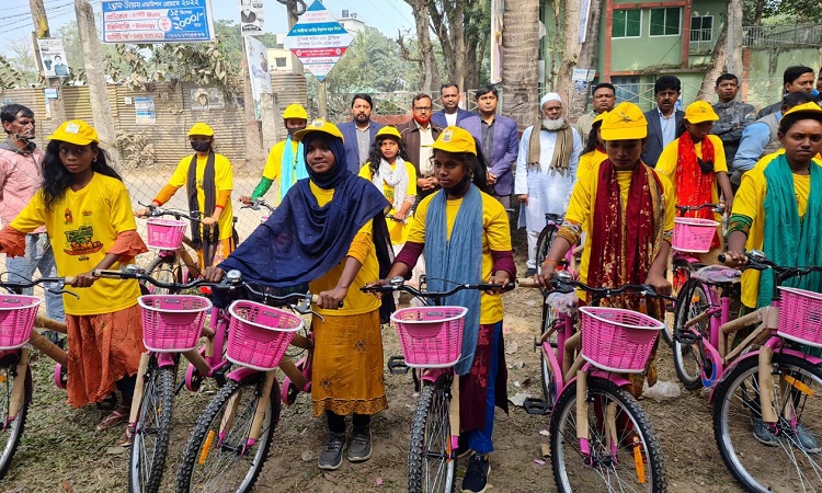 নাটোরের সিংড়ায় আদিবাসী ২০ জন ছাত্রীকে বাইসাইকেল প্রদান করেন প্রতিমন্ত্রী পলক