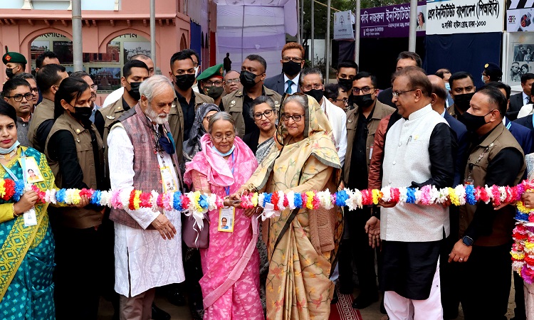 প্রধানমন্ত্রী শেখ হাসিনা বুধবার বাংলা একাডেমি প্রাঙ্গণে ফিতা কেটে অমর একুশে বইমেলার শুভ উদ্বোধন করেন। এসময় ছোটবোন শেখ রেহানা সাথে ছিলেন।