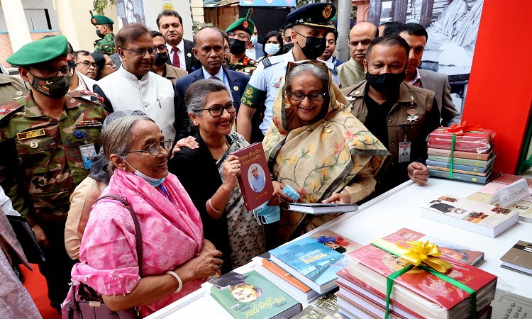 প্রধানমন্ত্রী শেখ হাসিনা বুধবার বাংলা একাডেমি প্রাঙ্গণে অমর একুশে বইমেলার উদ্বোধনের পর বিভিন্ন স্টল পরিদর্শন করেন।