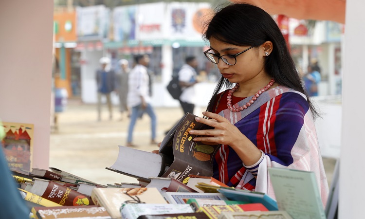 জমে উঠেছে বইমেলা, ভিড় বাড়ছে মানুষের। সোহরাওয়ার্দী উদ্যানে একটি স্টলে পছন্দের বই খুঁজছেন দর্শনার্থী।