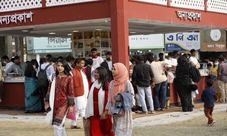 জমে উঠেছে বইমেলা, ভিড় বাড়ছে মানুষের। সোহরাওয়ার্দী উদ্যানে একটি স্টলে পছন্দের বই খুঁজছেন দর্শনার্থী।