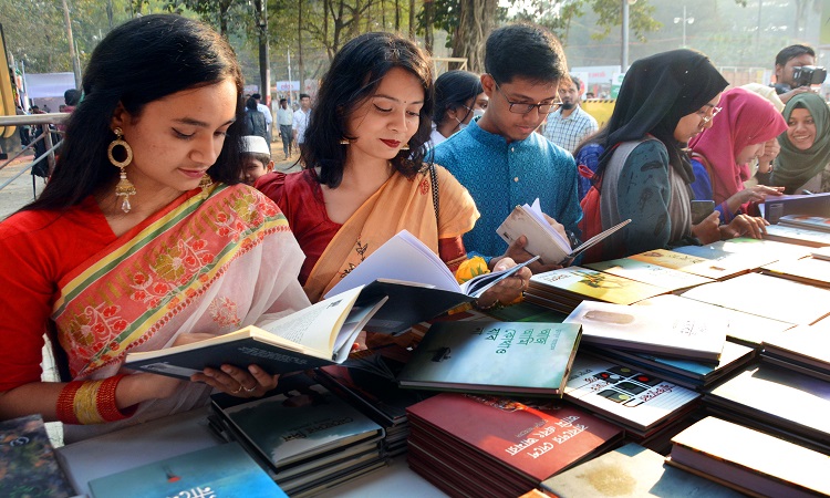 দর্শক-ক্রেতা ও লেখক-পাঠকের পদচারণায় মুখর অমর একুশে বইমেলা প্রাঙ্গণ। দুপুরের পর থেকে ভিড় বাড়তে থাকে। এমন লোকসমাগমে লেখক ও প্রকাশকরা বেশ খুশি।  স্টলে ঘুরে ঘুরে বই খুঁজছেন দর্শক-ক্রেতারা। ছবিটি সোমবার সোহরাওয়ার্দী উদ্যান থেকে তোলা।