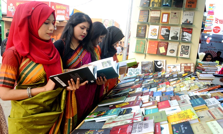 দর্শক-ক্রেতা ও লেখক-পাঠকের পদচারণায় মুখর অমর একুশে বইমেলা প্রাঙ্গণ। দুপুরের পর থেকে ভিড় বাড়তে থাকে। এমন লোকসমাগমে লেখক ও প্রকাশকরা বেশ খুশি।  স্টলে ঘুরে ঘুরে বই খুঁজছেন দর্শক-ক্রেতারা। ছবিটি সোমবার সোহরাওয়ার্দী উদ্যান থেকে তোলা।