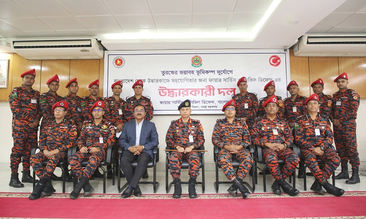 তুরস্কের ভয়াবহ ভূমিকম্পে অনুসন্ধান ও উদ্ধারকাজ পরিচালনার জন্য বাংলাদেশ ফায়ার সার্ভিস ও সিভিল ডিফেন্সের ১২ সদস্যের একটি দল সেদেশে যাচ্ছে। বুধবার  ফায়ার সার্ভিস ও সিভিল ডিফেন্স অধিদপ্তরের মহাপরিচালক ব্রিগেডিয়ার জেনারেল মো. মাইন উদ্দিন সদর দপ্তরে প্রেস ব্রিফিং এ কথা বলেন।