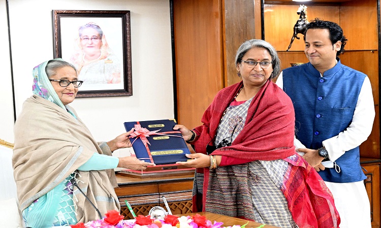 প্রধানমন্ত্রী শেখ হাসিনার হাতে বুধবার তাঁর কার্যালয়ে ২০২২ সালে অনুষ্ঠিত উচ্চ-মাধ্যমিক সার্টিফিকেট (এইচএসসি) ও সমমান পরীক্ষার ফলাফল প্রকাশ ও পরিসংখ্যান হস্তান্তর অনুষ্ঠানে সকল বিভাগের মেধাবীদের ফলাফল তুলে দেন শিক্ষা মন্ত্রী দিপুমনি ও শিক্ষা উপমন্ত্রী মহিবুল হাসান চৌধুরী।