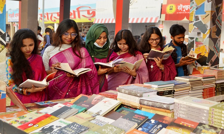 বিকাল গড়াতেই বইমেলায় দর্শনার্থীর চাপ বেড়ে যায়। ছবিটি বৃহস্পতিবার সোহরাওয়ার্দী উদ্যান থেকে তোলা।