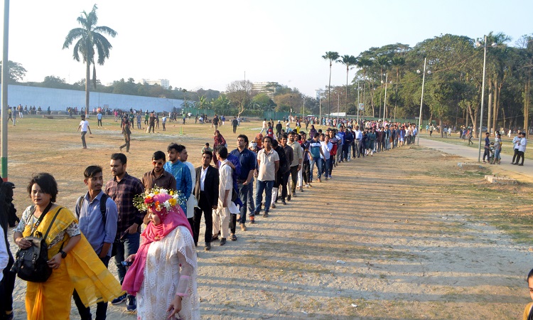 ছুটির দিন শুক্রবার বিকাল গড়াতেই বইমেলায় দর্শনার্থীর চাপ বেড়ে যায়। ছবিটি শুক্রবার সোহরাওয়ার্দী উদ্যান থেকে তোলা।