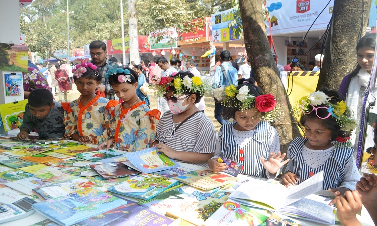 অমর একুশে বইমেলায় শুক্রবার শিশুপ্রহরে মা-বাবার সঙ্গে এসেছিল শিশুরা। উৎসবমুখর পরিবেশে স্টলে স্টলে ঘুরে কিনেছে পছন্দের বই। শুক্রবার সাপ্তাহিক ছুটির দিন থাকায় অন্য দিনের তুলনায় ভিড়ও বেশি।