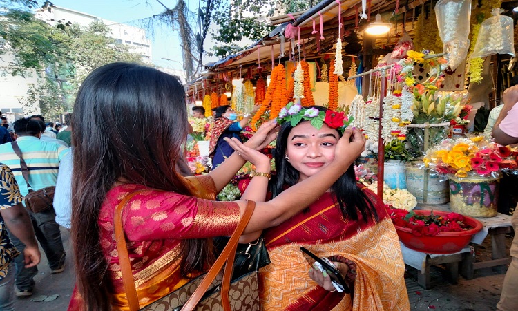 মঙ্গলবার পহেলা ফাল্গুন, বিশ্ব ভালোবাসা দিবস। দিবস দুটি উদযাপনে প্রিয়জনকে শুভেচ্ছা জানাতে চাই রঙবেরঙের ফুল। তবে বাজারে ফুলের দাম চড়া। ফাগুনের আগমনী খবরে যেন বাজারে আগুন লেগেছে। গোলাপ এখন আর ১০/২০ টাকায় বিক্রি করা সম্ভব হচ্ছে না। ফুলের দাম বাড়ায় একটি গোলাপ বিক্রি করতে হচ্ছে ৪০ থেকে ৫০ টাকা করে। শাহবাগে ফুল কিনতে ভিড় করছেন তরুণ-তরুণীরা। ছবিটি সোমবার তোলা।