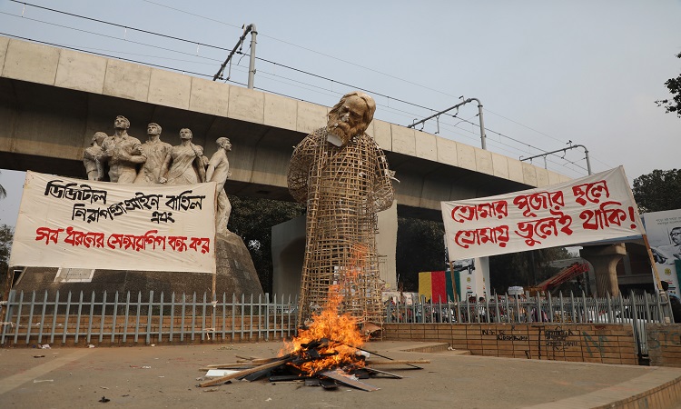 'গুম' হওয়ার ‍দুদিন পর ঢাকা বিশ্ববিদ্যালয়ের রাজু ভাস্কর্যের পাশে আবারও স্থাপন করা হয়েছে রবীন্দ্রনাথ ঠাকুরের ভাস্কর্যটি। শনিবার সাড়ে ১৯ ফুট উচ্চতার ভাস্কর্যটি পুনঃস্থাপন করা হয়। দেশে মুক্তচিন্তা, সৃজনশীলতা ও স্বাধীন মতপ্রকাশের ওপর সেন্সরশিপ এবং সব ধরনের নিপীড়নের প্রতিবাদে ১৪ ফেব্রুয়ারি ভাস্কর্যটি স্থাপন করেন ঢাকা বিশ্ববিদ্যালয়ের চারুকলা অনুষদের একদল শিক্ষার্থী। বৃহস্পতিবার ভোরে ভাস্কর্যটি গুম হওয়ার পর সোহরাওয়ার্দী উদ্যানের ময়লার স্তূপ থেকে ভাস্কর্যের খণ্ডিত অংশ উদ্ধার করা হয়।