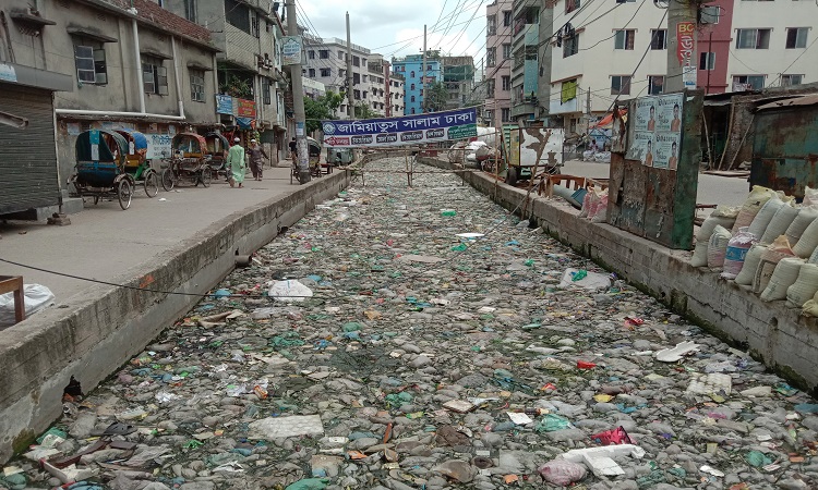 দীর্ঘদিন ধরে বর্জ্যে ঠাসা কুতুবখালী খাল। স্থানীয় লোকজনের মধ্যে খালে বর্জ্য ফেলার প্রবণতা বন্ধ না হওয়া ও নিয়মিত খাল পরিষ্কার না করার কারণে এই খালটি পরিচ্ছন্ন রাখা সম্ভব হচ্ছে না। ছবিটি শুক্রবার রাজধানীর দোলাইরপাড় এলাকা থেকে তোলা।