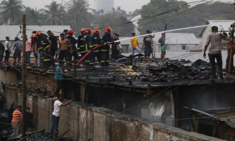 রোববার বিকালে ঘনবসতিপূর্ণ রাজধানীর মহাখালীর কড়াইল বস্তির বেলতলা অংশে আগুন লাগে। আধ ঘণ্টার মধ্যে আগুন নিয়ন্ত্রণে আনে ফায়ার সার্ভিসের কর্মীরা।