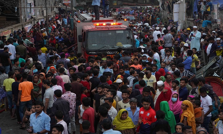 রোববার বিকালে ঘনবসতিপূর্ণ রাজধানীর মহাখালীর কড়াইল বস্তির বেলতলা অংশে আগুন লাগে। আধ ঘণ্টার মধ্যে আগুন নিয়ন্ত্রণে আনে ফায়ার সার্ভিসের কর্মীরা।