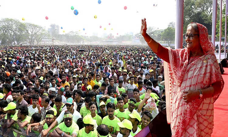 প্রধানমন্ত্রী শেখ হাসিনা শনিবার ময়মনসিংহ সার্কিট হাউজ মাঠে ময়মনসিংহ জেলা ও মহানগর আওয়ামী লীগ আয়োজিত জনসভায় হাত নেড়ে উপস্থিত জনতাকে অভিনন্দন জানান।