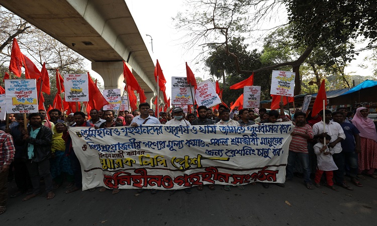 ভূমিহীনদের খাস জমিতে পুনর্বাসন, রেশনের ব্যবস্থা, দ্রব্যমূল্য কমানোর দাবিতে গৃহহীন ও ভূমিহীন সংগঠনের ব্যানারে সোমবার রাজধানীর শাহবাগে বিক্ষোভ মিছিল।