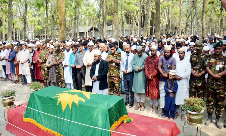 বান্দরবানের বোয়াংছড়িতে বাংলাদেশ সেনাবাহিনীর টহল দলের ওপর কুকি-চিন ন্যাশনাল আর্মির (কেএনএ)  গুলিবর্ষণে নিহত সেনাবাহিনীর মাস্টার ওয়ারেন্ট অফিসার নাজিম উদ্দিনকে রাষ্ট্রীয় মর্যাদায় দাফন সম্পন্ন হয়েছে।