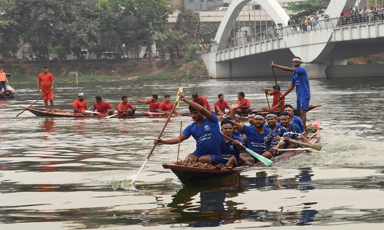 জাতির পিতা বঙ্গবন্ধু শেখ মুজিবুর রহমানের ১০৩তম জন্মবার্ষিকী ও জাতীয় শিশু দিবস উপলক্ষে শুক্রবার হাতিরঝিলে নৌকা বাইচ প্রতিযোগিতার আয়োজন করে রাজধানী উন্নয়ন কর্তৃপক্ষ (রাজউক)।