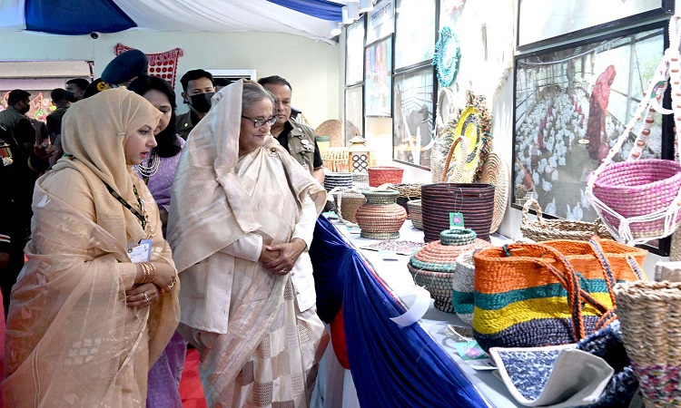 প্রধানমন্ত্রী শেখ হাসিনা রোববার ঢাকার কুর্মিটোলায় র‌্যাব ফোর্সেস এর ১৯তম প্রতিষ্ঠাবার্ষিকী উপলক্ষ্যে আয়োজিত র‌্যাব নারী কল্যাণ সমিতির মেলা পরিদর্শন করেন।