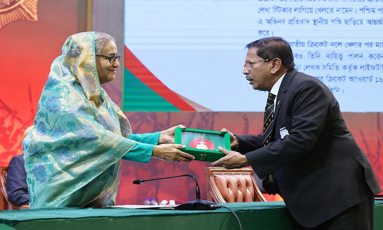 প্রধানমন্ত্রী শেখ হাসিনা বৃহস্পতিবার ঢাকার ওসমানী স্মৃতি মিলনায়তনে জাতীয় পর্যায়ে গৌরবোজ্জ্বল ও কৃতিত্বপূর্ণ অবদানের স্বীকৃতিস্বরূপ ৯ জন বিশিষ্ট ব্যক্তি ও একটি প্রতিষ্ঠানের মাঝে ‘স্বাধীনতা পুরস্কার ২০২৩' প্রদান করেন।