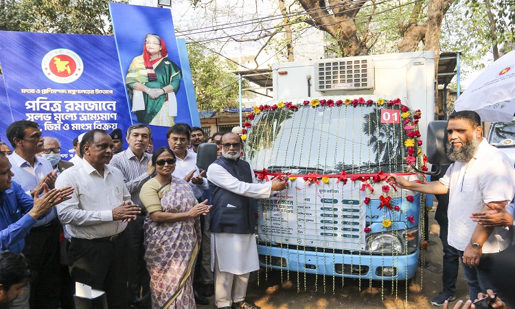 পবিত্র রমজান মাস উপলক্ষ্যে সুলভ মূল্যে দুধ, ডিম ও মাংসের ভ্রাম্যমাণ বিক্রির কার্যক্রম শুরু করেছে মৎস্য ও প্রাণিসম্পদ মন্ত্রণালয়। বৃহস্পতিবার রাজধানীর খামারবাড়ীর মৎস্য ও প্রাণিসম্পদ অধিদপ্তর চত্বরে প্রধান অতিথি হিসেবে এ কার্যক্রমের উদ্বোধন করেন মৎস্য ও প্রাণিসম্পদমন্ত্রী শ ম রেজাউল করিম।