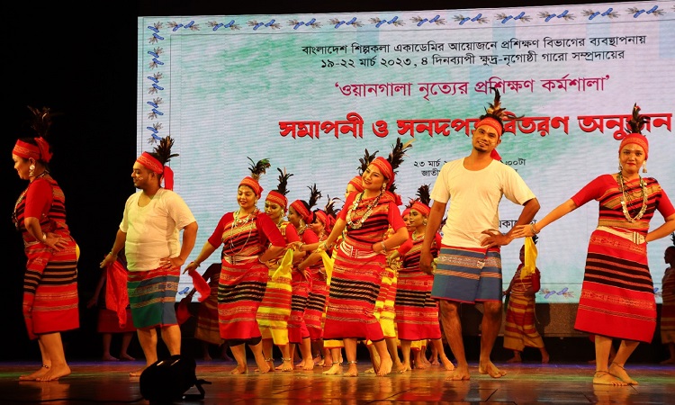 বৃহস্পতিবার শিল্পকলা একাডেমির আয়োজনে ক্ষুদ্র নৃ-গোষ্ঠী সম্প্রদায় গারোদের “ওয়ানগালা নৃত্য”কর্মশালার সমাপনী অনুষ্ঠানের আয়োজন করা হয়। অনুষ্ঠানে মান্দি ভাষার গানের সাথে পরিবেশিত হয় নৃত্য।