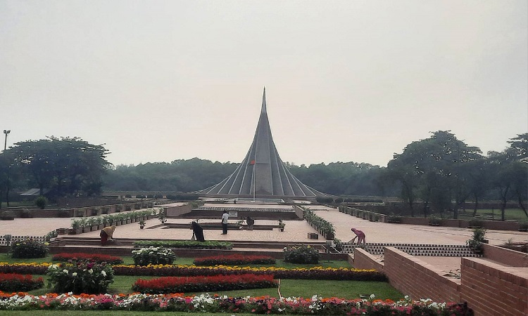 মহান স্বাধীনতা ও জাতীয় দিবসে শহীদ বীর মুক্তিযোদ্ধাদের সর্বোচ্চ সম্মান জানাতে সাভারের জাতীয় স্মৃতিসৌধকে প্রস্তুত করা হয়েছে।