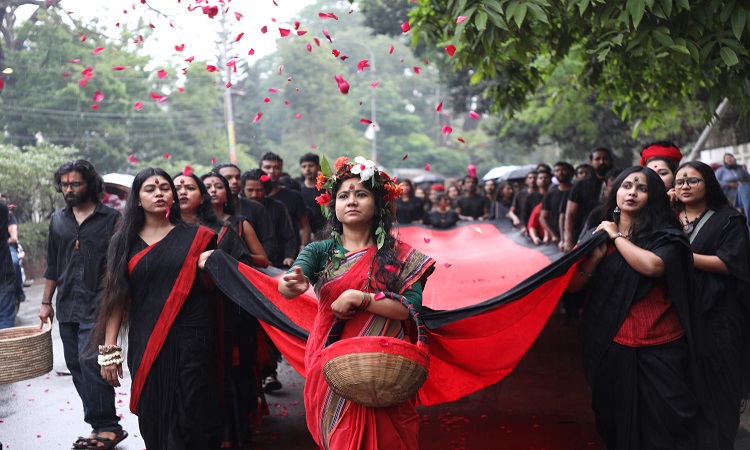 ১৯৭১ সালের ২৫ মার্চের ভয়াল কালরাতকে স্মরণ করে এ বছরও ঢাকা বিশ্ববিদ্যালয়ে ‘লাল যাত্রা’ আয়োজন করে দেশের অন্যতম নাট্য সংগঠন ‘প্রাচ্যনাট’। শনিবার বিকেলে টিএসসি থেকে স্মৃতি চিরন্তন চত্বর পর্যন্ত চলে এ যাত্রা, কণ্ঠে ছিল ‘ধনধান্য পুষ্পভরা’ গানটি l