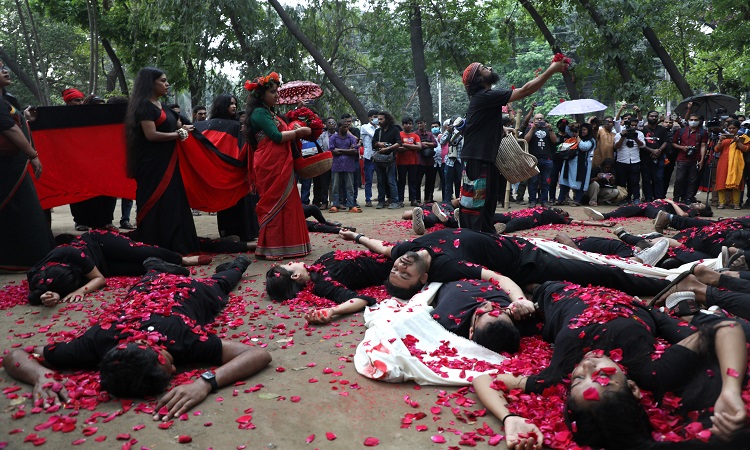 ১৯৭১ সালের ২৫ মার্চের ভয়াল কালরাতকে স্মরণ করে এ বছরও ঢাকা বিশ্ববিদ্যালয়ে ‘লাল যাত্রা’ আয়োজন করে দেশের অন্যতম নাট্য সংগঠন ‘প্রাচ্যনাট’। শনিবার বিকেলে টিএসসি থেকে স্মৃতি চিরন্তন চত্বর পর্যন্ত চলে এ যাত্রা, কণ্ঠে ছিল ‘ধনধান্য পুষ্পভরা’ গানটি l