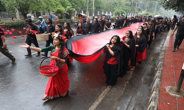 ১৯৭১ সালের ২৫ মার্চের ভয়াল কালরাতকে স্মরণ করে এ বছরও ঢাকা বিশ্ববিদ্যালয়ে ‘লাল যাত্রা’ আয়োজন করে দেশের অন্যতম নাট্য সংগঠন ‘প্রাচ্যনাট’। শনিবার বিকেলে টিএসসি থেকে স্মৃতি চিরন্তন চত্বর পর্যন্ত চলে এ যাত্রা, কণ্ঠে ছিল ‘ধনধান্য পুষ্পভরা’ গানটি l