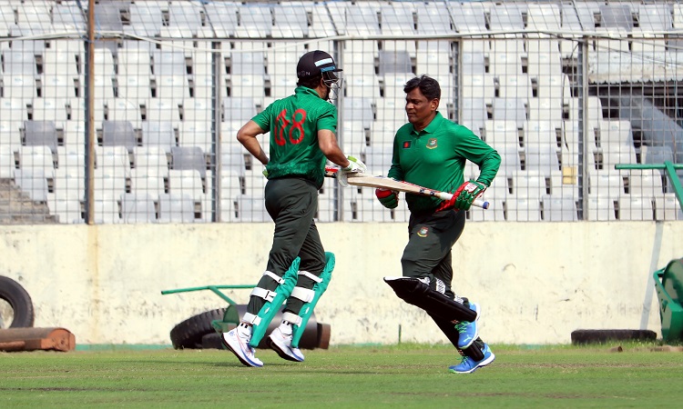 সাবেক জাতীয় ক্রিকেটাররা আজ স্বাধীনতা দিবসে আবার ব্যাট ও বল হাতে তুলে নিয়েছিলেন। হোম অব ক্রিকেট শেরে বাংলায় প্রতিদ্বন্দ্বিতা করেছেন বাংলাদেশ সবুজ আর বাংলাদেশ লাল দলের হয়ে।