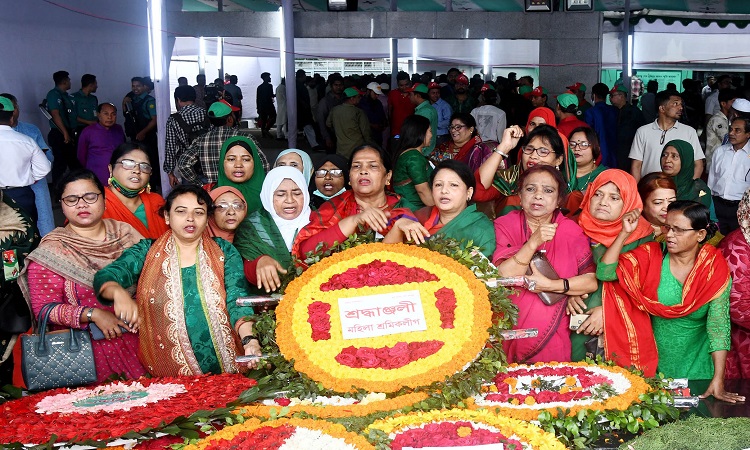 মহান স্বাধীনতা দিবসে ধানমন্ডি ৩২ নম্বর বঙ্গবন্ধু ভবনের সামনে মুক্তিযুদ্ধের মহানায়ক জাতির পিতা বঙ্গবন্ধুর প্রতিকৃতিতে পুস্পমাল্য অর্পণ করে শ্রদ্ধা নিবেদন করেন বিভিন্ন রাজনৈতিক ও সামাজিক সংগঠন।