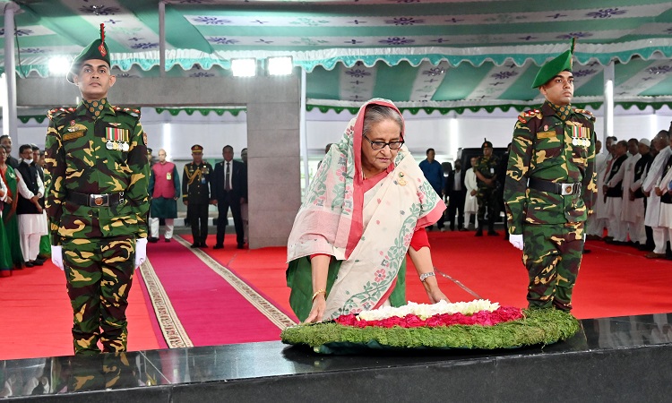 মহান স্বাধীনতা দিবসে প্রধানমন্ত্রী শেখ হাসিনা ধানমন্ডি ৩২ নম্বর বঙ্গবন্ধু ভবনের সামনে মুক্তিযুদ্ধের মহানায়ক জাতির পিতা বঙ্গবন্ধুর প্রতিকৃতিতে পুস্পমাল্য অর্পণ করে শ্রদ্ধা নিবেদন করেন ও রাষ্ট্রীয় সম্মান প্রদর্শন করেন।