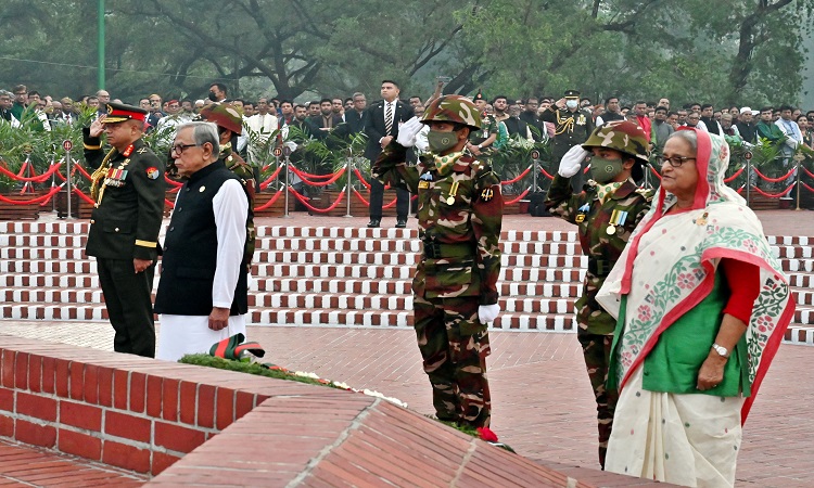 মহান স্বাধীনতা দিবসে রাষ্ট্রপতি মো. আবদুল হামিদ ও প্রধানমন্ত্রী শেখ হাসিনা সাভারে জাতীয় স্মৃতিসৌধে একাত্তরের শহীদ জাতির বীর সন্তানদের প্রতি শ্রদ্ধা নিবেদন করেন।