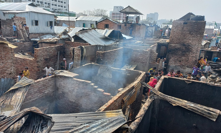 সোমবার সকালে রাজধানীর মহাখালীতে সাততলা বস্তিতে অগ্নিকাণ্ডের ঘটনা ঘটেছে।  আগুনে অর্ধ শতাধিক টিনের ঘর পুড়ে গেছে।