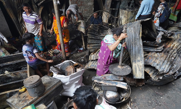 রাজধানীর ওয়ারী এলাকার জয়কালী মন্দির সংলগ্ন হানিফ ফ্লাইওভারের নিচে সুইপার কলোনিতে ভয়াবহ আগুন লাগার ঘটনা ঘটেছে। সোমবার ভোরে এই আগুন লাগে।