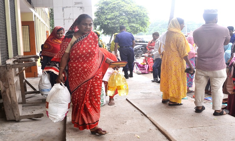 রোজা উপলক্ষ্যে সারাদেশে কার্ডধারী নিম্ন আয়ের মানুষের কাছে কম দামে পণ্য বিক্রি করছে টিসিবি। সেই পণ্য কিনতে অনেকে ভোর থেকে লাইনে দাঁড়িয়েছিলেন। বাজারের ব্যাগ রেখেও লাইন দিয়েছেন অনেকে। বৃহস্পতিবার ছবিটি যশোর শহরের টাউন হল ময়দান থেকে তোলা।