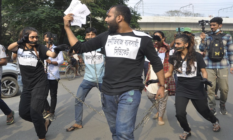 দুর্নীতিবাজ সিন্ডিকেটকে দায়ী করে দ্রব্যমূল্যের ঊর্ধ্বগতির প্রতিবাদে বৃহস্পতিবার ঢাকা বিশ্ববিদ্যালয়ের সন্ত্রাস বিরোধী রাজু ভাস্কর্যের পাদদেশ থেকে পথনাট্য শুরু করেন থিয়েটার অ্যান্ড পারফরম্যান্স স্টাডিজ বিভাগের চতুর্থ বর্ষের শিক্ষার্থী মহিউদ্দিন রনিসহ বিভিন্ন বিভাগের শিক্ষার্থীরা।