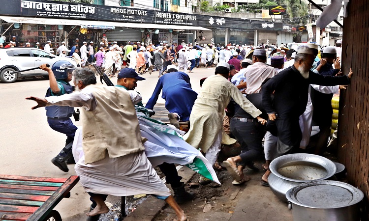 রাজধানীতে ইসলামী কানুন বাস্তবায়ন কমিটি নামে একটি সংগঠনের ব্যানারে বিক্ষোভ করেছেন জামায়াতের কর্মীরা। শুক্রবার জুমার নামাজ শেষে বায়তুল মোকাররম মসজিদের উত্তর গেট থেকে বিক্ষোভ মিছিলটি পুরানো পল্টন মোড় হয়ে বিজয়নগর পর্যন্ত গেলে পুলিশ ধাওয়া দেয়। এ সময় বিক্ষোভকারীরা ছত্রভঙ্গ হয়ে যায়। সেখান থেকে রুহুল আমিন নামে একজনকে আটক করে পুলিশ।