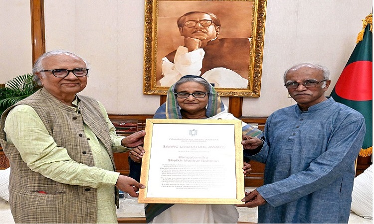 বঙ্গবন্ধুকন্যা প্রধানমন্ত্রী শেখ হাসিনার কাছে রবিবার গণভবনে ফাউণ্ডেশন অব সার্ক রাইটার্স অ্যান্ড লিটারেচার (ফসওয়াল) কর্তৃক জাতির পিতা বঙ্গবন্ধু শেখ মুজিবুর রহমানকে দেয়া বিশেষ সাহিত্য পুরস্কার হস্তান্তর করেন লেখক ও গবেষক রামেন্দু মজুমদার ও মফিদুল হক।