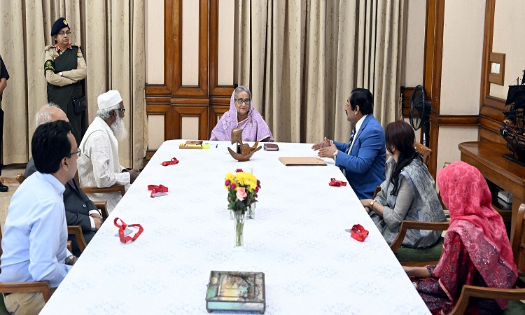 প্রধানমন্ত্রী শেখ হাসিনার সাথে সোমবার গণভবনে বঙ্গবন্ধু মেডিকেল বিশ্ববিদ্যালয়ের ভিসি অধ্যাপক ডা. সারফুদ্দীন আহমেদের নেতৃত্বে সফল কিডনি স্থাপন করা শামীমা ও কিডনি দানকারী মৃত সারার মা শবনম সুলতানা সাক্ষাত করেন।