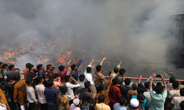 রাজধানীর বঙ্গবাজারে সকাল ছয়টার দিকে আগুন লাগে। ফায়ার সার্ভিসের ৫০টি ইউনিট, আইনশৃঙ্খলা রক্ষাকারী বাহিনীর সদস্য ও স্থানীয় বাসিন্দাদের সম্মিলিত চেষ্টায় দুপুর সাড়ে ১২টার দিকে আগুন নিয়ন্ত্রণে আসে। বিকেল চারটার দিকে সরেজমিনে দেখা যায়, ধ্বংসস্তূপে চাপা আগুন নেভাতে চেষ্টা করছেন ফায়ার সার্ভিসের সদস্য ও স্থানীয় জনতা। পুড়ে যাওয়া কাপড় থেকে পোশাক নিতে দেখা যায় সাধারণ মানুষকে।