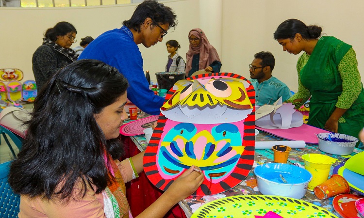 পহেলা বৈশাখে ঢাকা বিশ্ববিদ্যালয়ের চারুকলা অনুষদ থেকে বের হবে বর্ষবরণ উপলক্ষে মঙ্গল শোভাযাত্রা। নববর্ষকে বরণ করে নেওয়ার জন্য প্রতিবারের মতো এবারও চারুকলা অনুষদে চলছে বিভিন্ন প্রস্তুতি। ছবিটি বুধবারের।