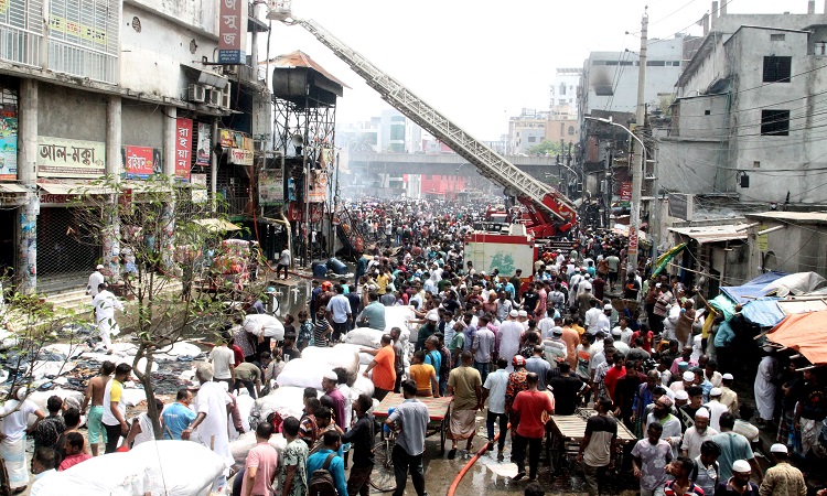 বঙ্গবাজারে অগ্নিকাণ্ডের পরদিন বুধবার দুপুরেও ধোঁয়া বের হতে দেখা যায়। ফায়ার সার্ভিসের কর্মীরা সেখানে আগুন পুরোপুরি নেভাতে কাজ করেন।