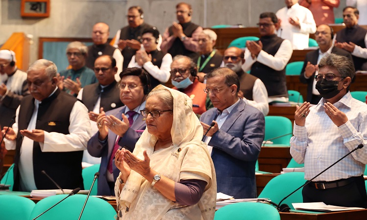 প্রধানমন্ত্রী শেখ হাসিনা বৃহস্পতিবার একাদশ  জাতীয় সংসদের '২২তম অধিবেশনে ' জাতীয় সংসদের ৫০ বছর পূর্তিতে 'সুবর্ণজয়ন্তী' উদযাপন উপলক্ষ্যে বিশেষ অধিবেশন) এ আনীত শোক প্রস্তাবে দাঁড়িয়ে  এক মিনিট নিরবতা পালন করেন ও মোনাজাতে অংশগ্রহণ করেন।