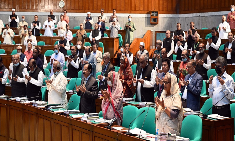 প্রধানমন্ত্রী শেখ হাসিনা বৃহস্পতিবার একাদশ  জাতীয় সংসদের '২২তম অধিবেশনে ' জাতীয় সংসদের ৫০ বছর পূর্তিতে 'সুবর্ণজয়ন্তী' উদযাপন উপলক্ষ্যে বিশেষ অধিবেশন) এ আনীত শোক প্রস্তাবে দাঁড়িয়ে  এক মিনিট নিরবতা পালন করেন ও মোনাজাতে অংশগ্রহণ করেন।