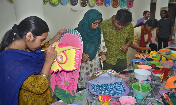 ঢাকা বিশ্ববিদ্যালয়ের চারুকলা অনুষদে বর্ষবরণের প্রস্তুতি। রোববারর তোলা ছবি।