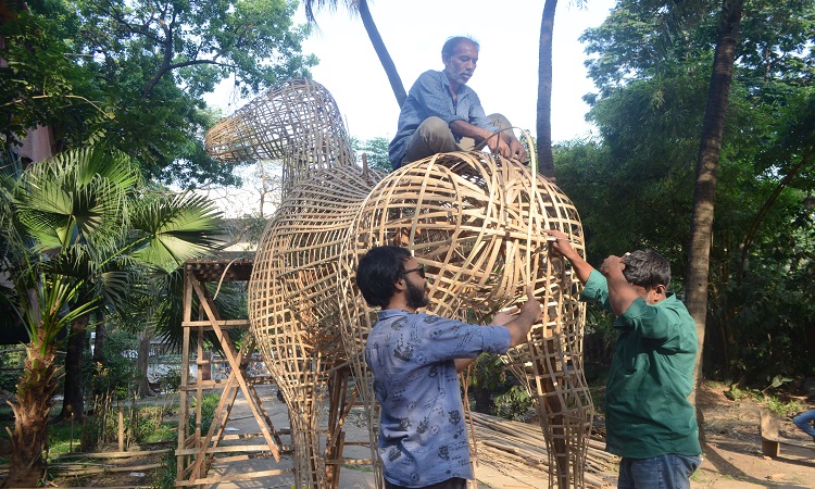 ঢাকা বিশ্ববিদ্যালয়ের চারুকলা অনুষদে বর্ষবরণের প্রস্তুতি। রোববারর তোলা ছবি।